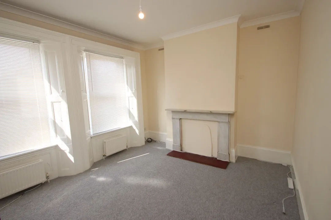 https://mr0.homeflow-assets.co.uk/files/photo/image/48142/0169/_x_/24017_EA_RL_5901387_IMG_1.jpg