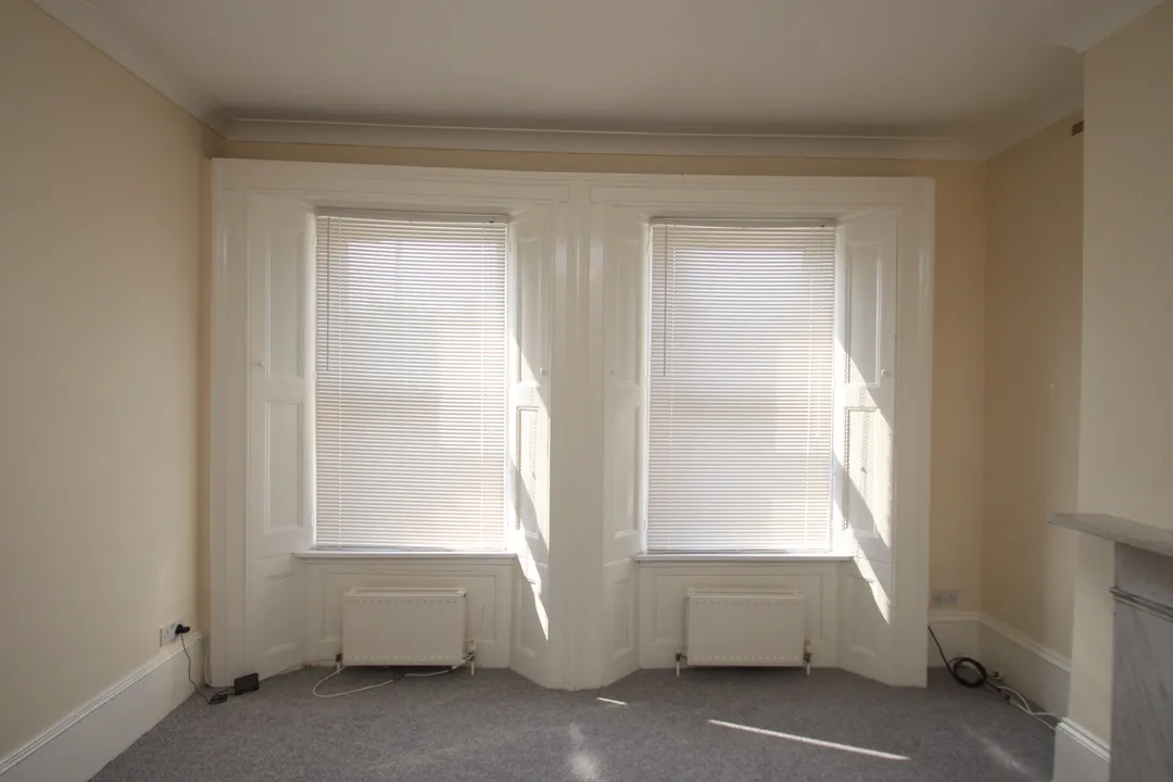 https://mr0.homeflow-assets.co.uk/files/photo/image/48142/0171/_x_/24017_EA_RL_5901387_IMG_3.jpg