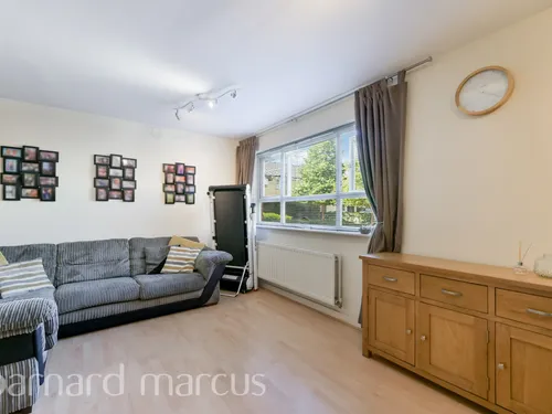 Chertsey Road, FELTHAMphoto