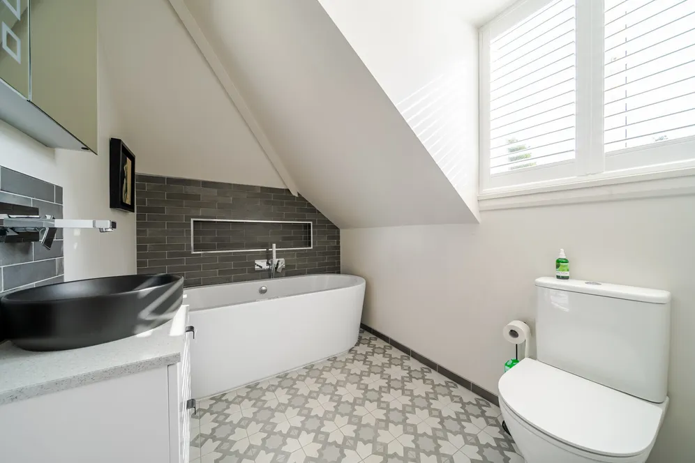 Garlichill Road, Epsom, KT18 photo 11