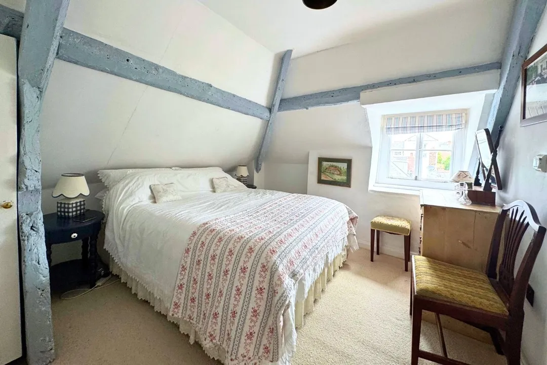 https://mr0.homeflow-assets.co.uk/files/photo/image/48145/7928/_x_/TOP230113_44.jpg