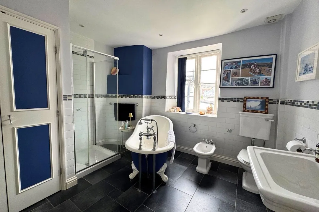 https://mr0.homeflow-assets.co.uk/files/photo/image/48145/7931/_x_/TOP230113_48.jpg