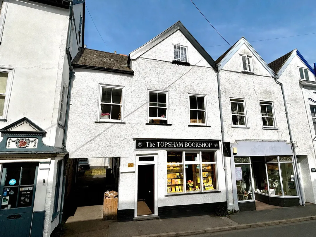 https://mr0.homeflow-assets.co.uk/files/photo/image/48146/7034/_x_/TOP180362_15.jpg