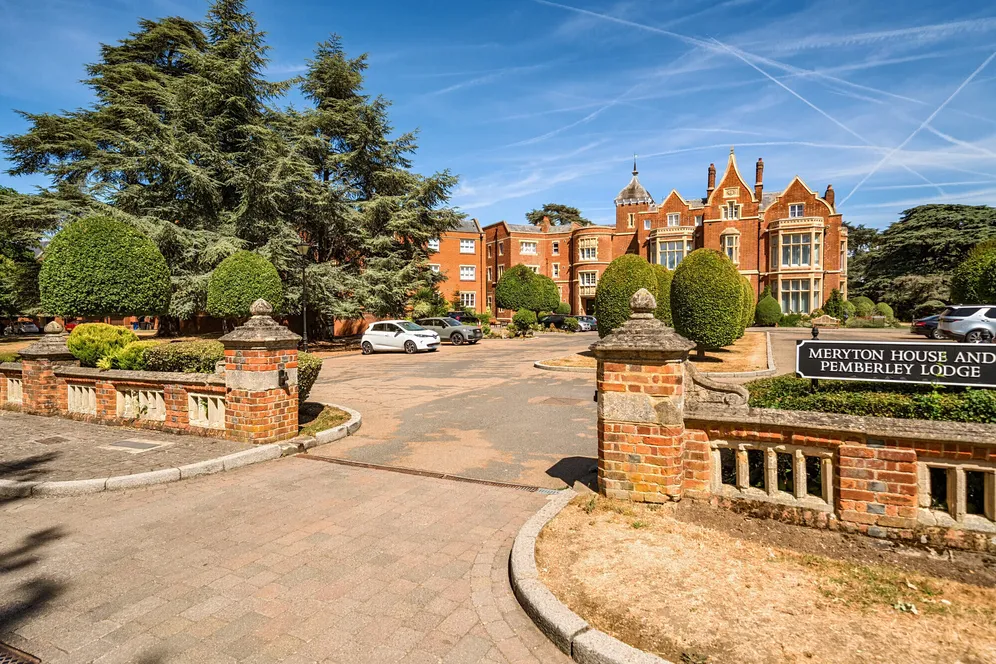 Longbourn, Windsor, SL4 photo 8