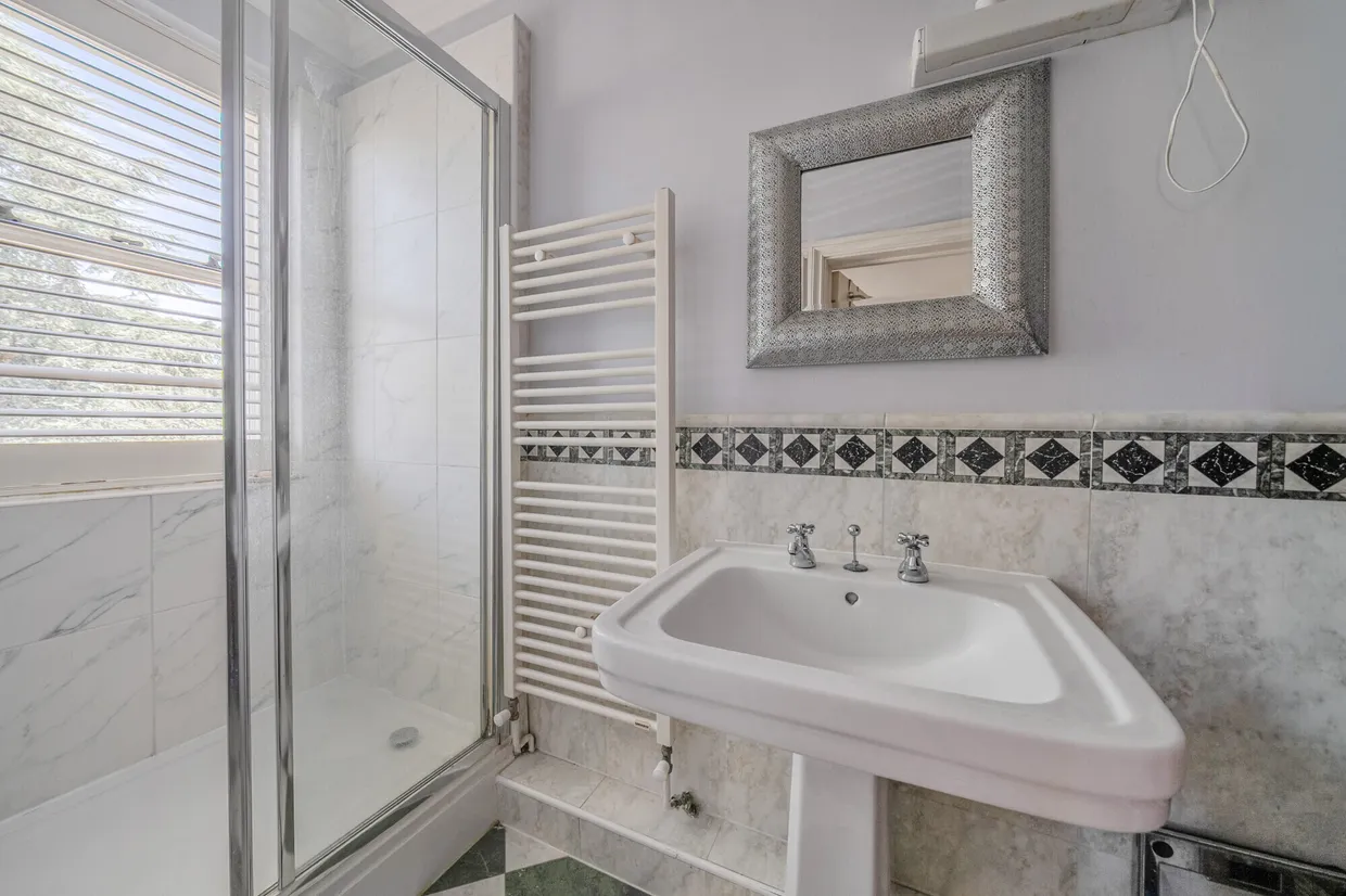 Longbourn, Windsor, SL4 photo 11