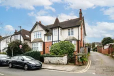 Grosvenor Road, London, N10 photo 16