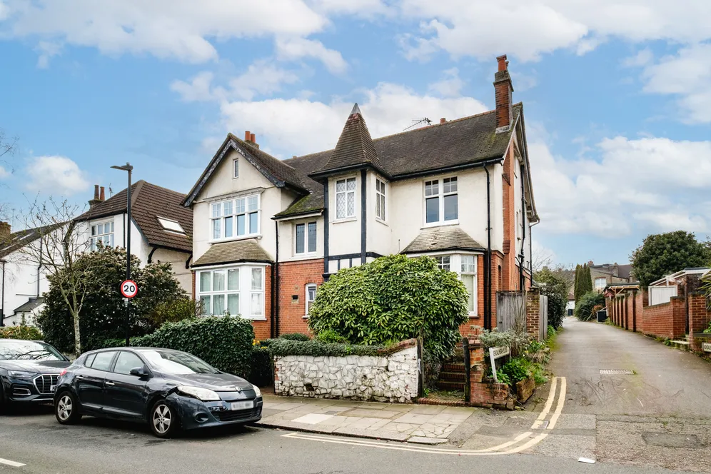 Grosvenor Road, London, N10 photo 16