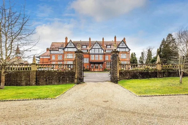 Hatchford Manor, Ockham Lane, KT11 photo 1