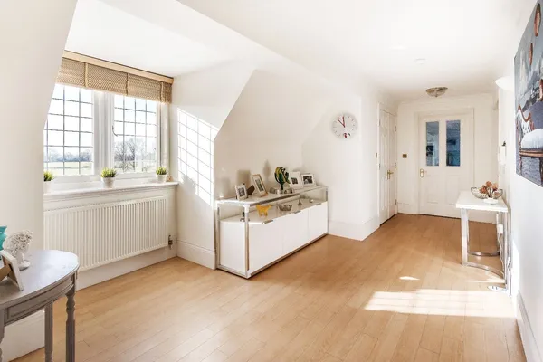 Hatchford Manor, Ockham Lane, KT11 photo 4