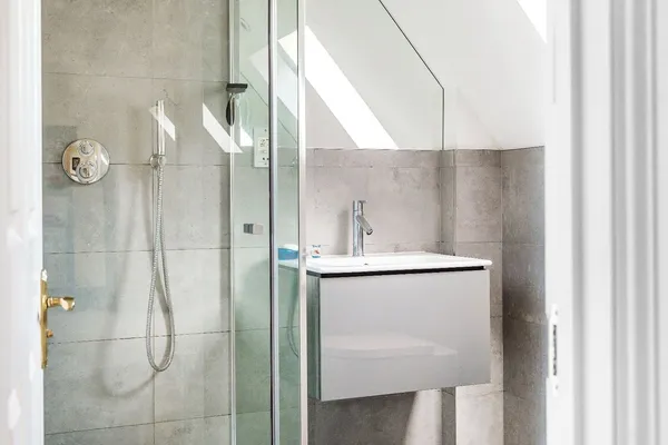 Hatchford Manor, Ockham Lane, KT11 photo 18
