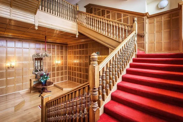 Hatchford Manor, Ockham Lane, KT11 photo 24