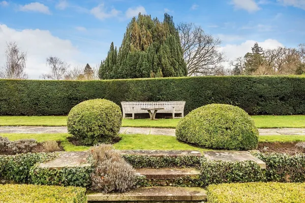 Hatchford Manor, Ockham Lane, KT11 photo 32
