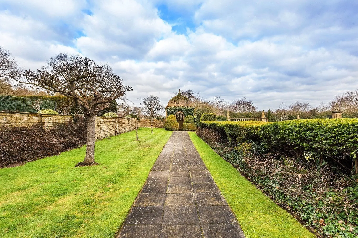 Hatchford Manor, Ockham Lane, KT11 photo 33