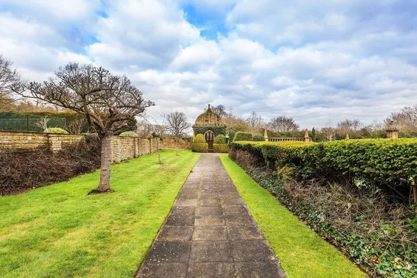 Hatchford Manor, Ockham Lane, KT11 photo 33