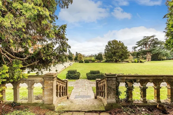 Hatchford Manor, Ockham Lane, KT11 photo 36