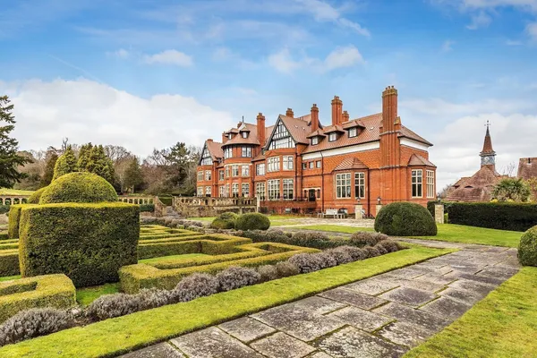 Hatchford Manor, Ockham Lane, KT11 photo 39