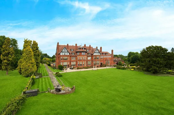 Hatchford Manor, Ockham Lane, KT11 photo 42