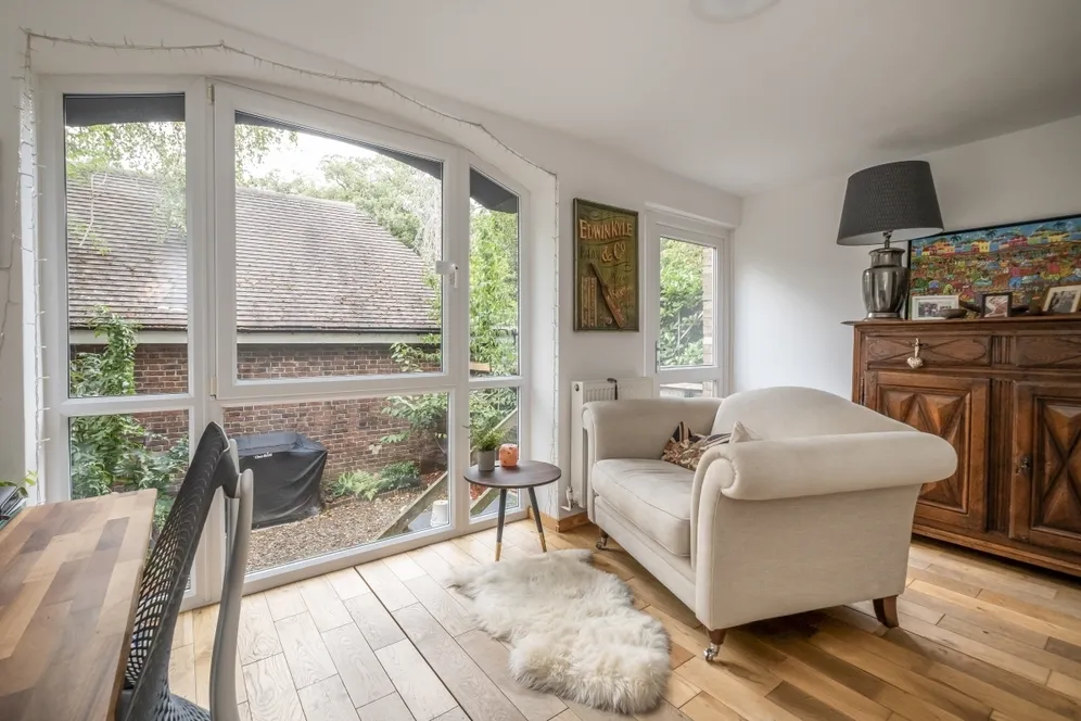 Meadow Close Richmond TW10 photo 11