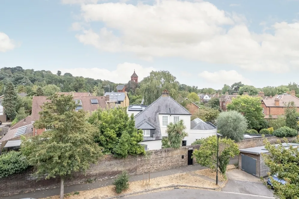 Meadow Close Richmond TW10 photo 20