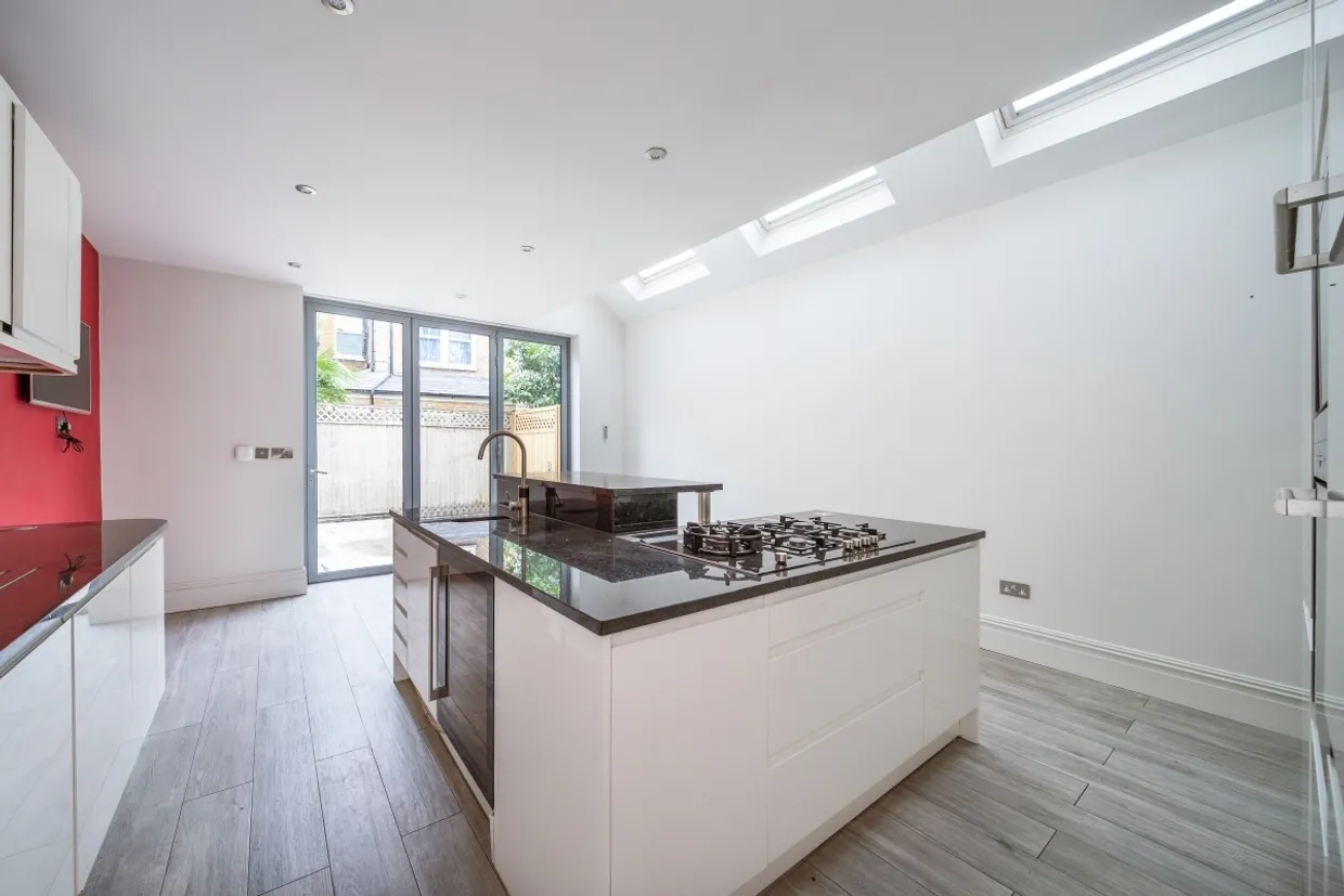 Tregarvon Road London SW11 photo 13