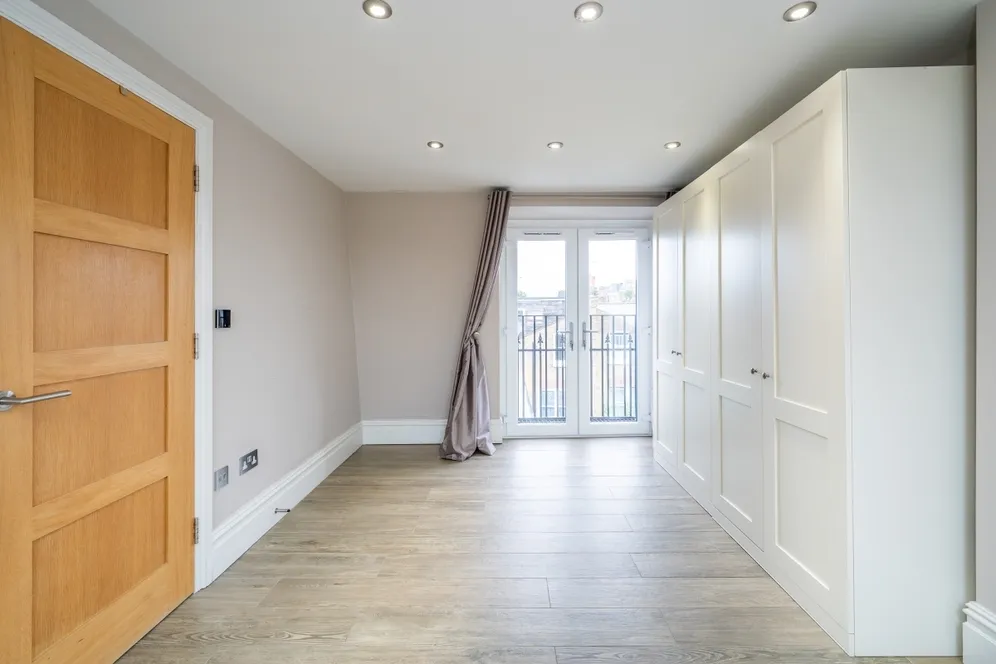 Tregarvon Road London SW11 photo 16
