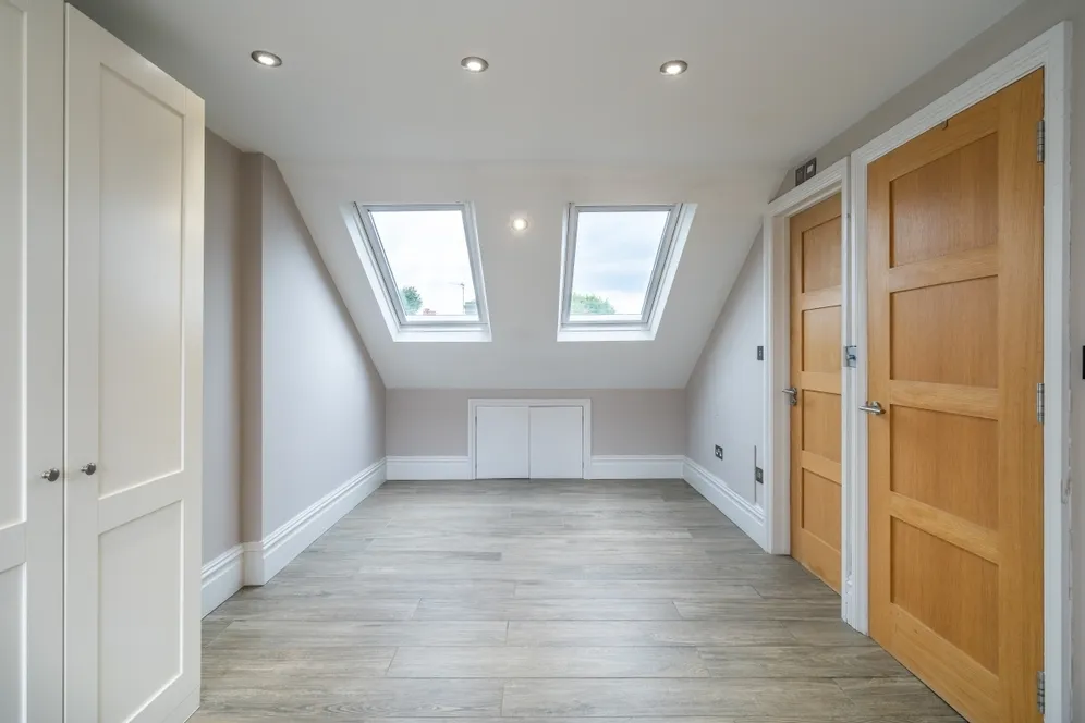 Tregarvon Road London SW11 photo 17