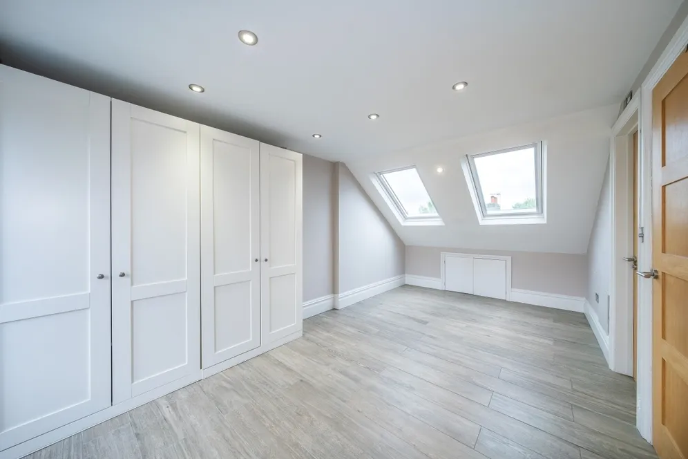 Tregarvon Road London SW11 photo 18