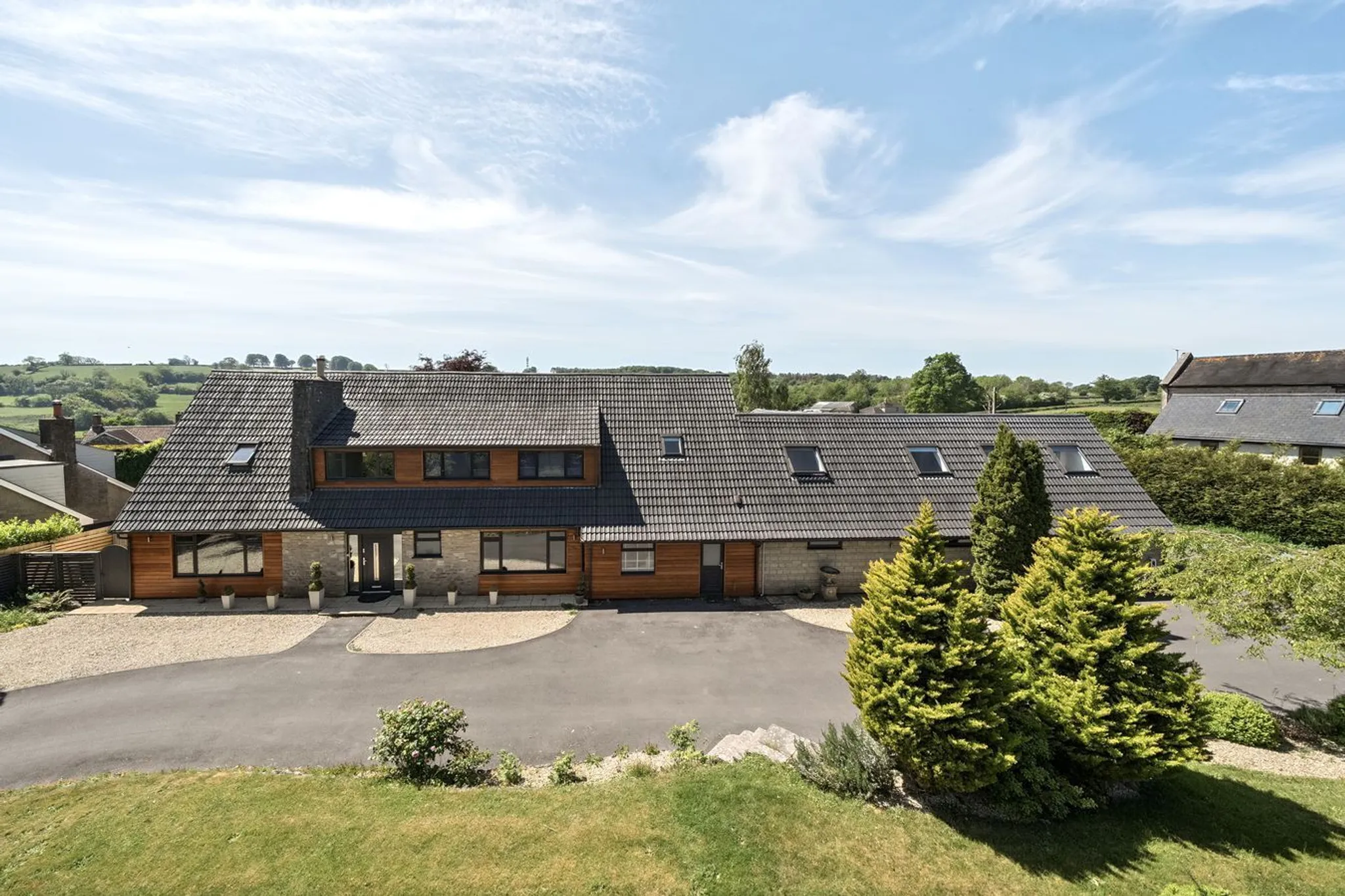 https://mr0.homeflow-assets.co.uk/files/photo/image/48153/0892/_x_/49454720.jpg