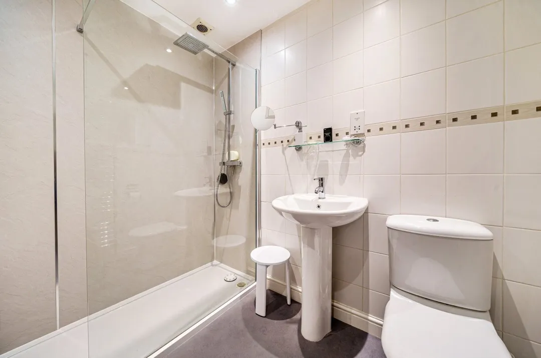 https://mr0.homeflow-assets.co.uk/files/photo/image/48154/2003/_x_/SOU230606_07.jpg