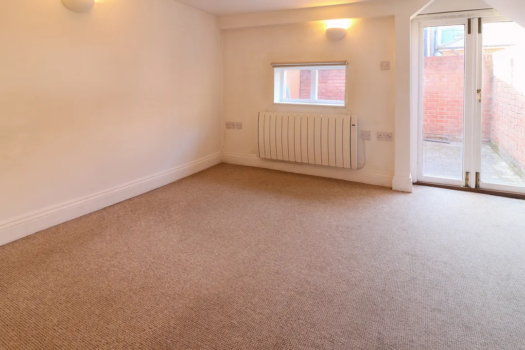 https://mr0.homeflow-assets.co.uk/files/photo/image/48154/4322/_x_/24016_EA_RL_12568565_IMG_5.jpg
