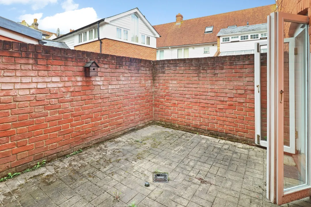 https://mr0.homeflow-assets.co.uk/files/photo/image/48154/4324/_x_/24016_EA_RL_12568565_IMG_7.jpg