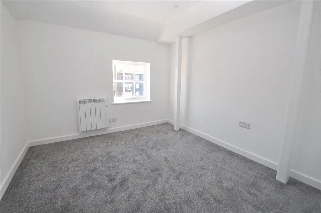 https://mr0.homeflow-assets.co.uk/files/photo/image/48154/4350/_x_/24016_EA_RL_12824113_IMG_4.jpg