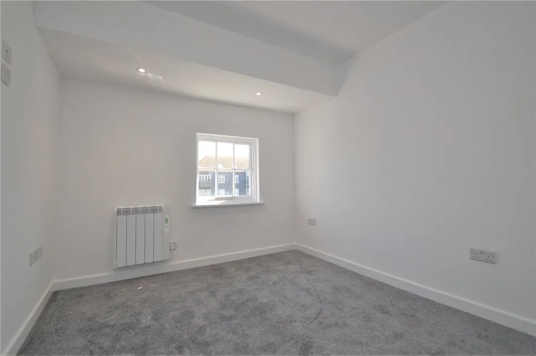 https://mr0.homeflow-assets.co.uk/files/photo/image/48154/4352/_x_/24016_EA_RL_12824113_IMG_6.jpg