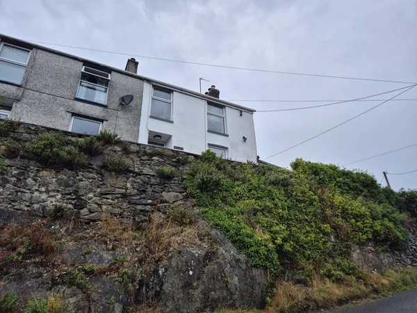 Bron Eryri, Brynrefail