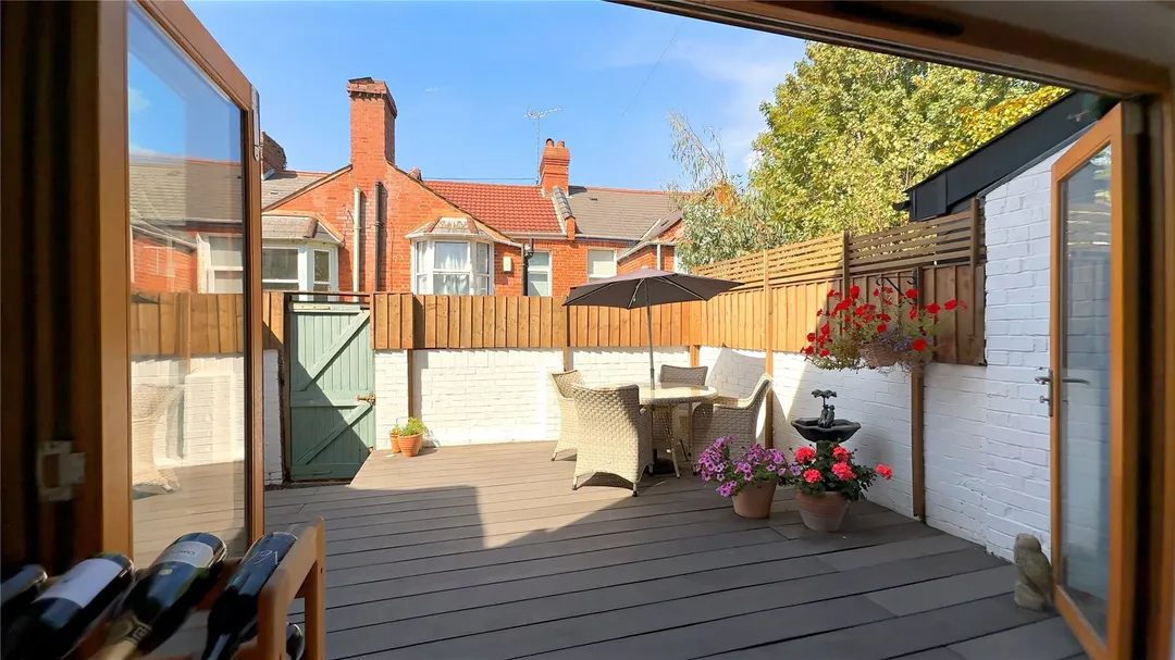 https://mr0.homeflow-assets.co.uk/files/photo/image/48156/6024/_x_/LND260024_09.jpg