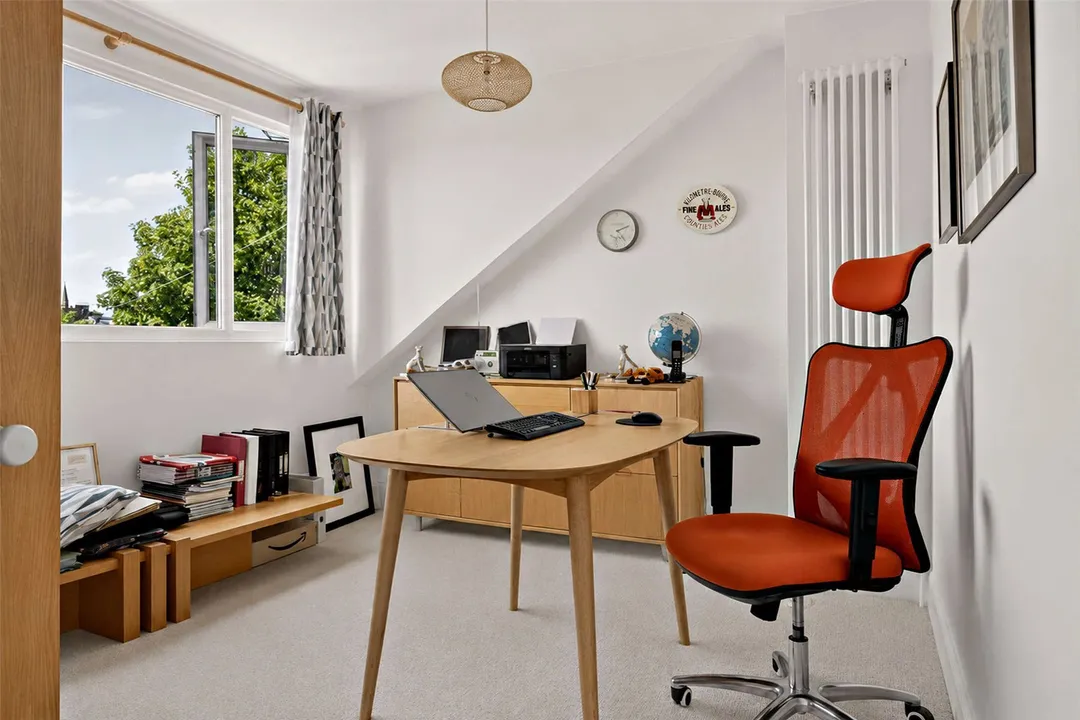 https://mr0.homeflow-assets.co.uk/files/photo/image/48156/6040/_x_/LND260024_07.jpg