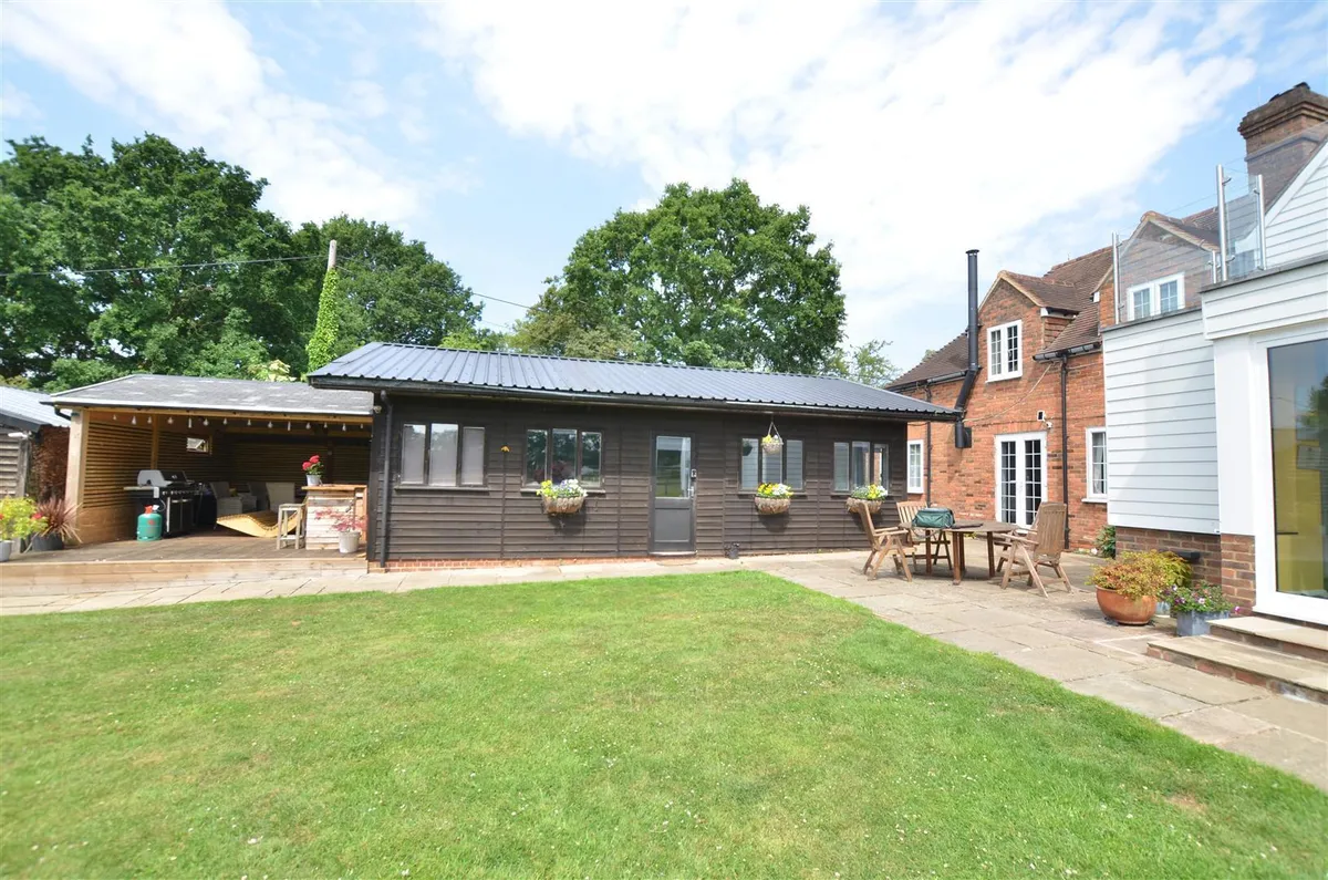 Price Range £1.2m-£1.25m | rural mid Kent