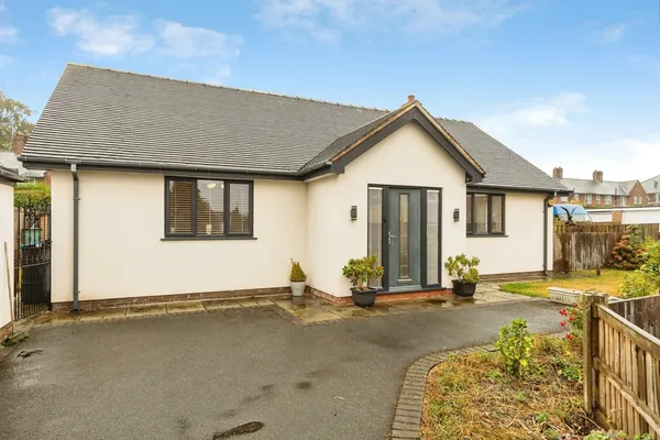 Sussex Gardens, Wrexham, LL11