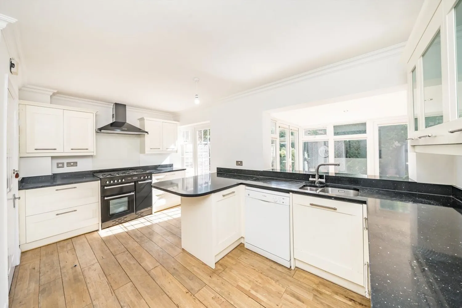 Broom Lock, Teddington, TW11 photo 4