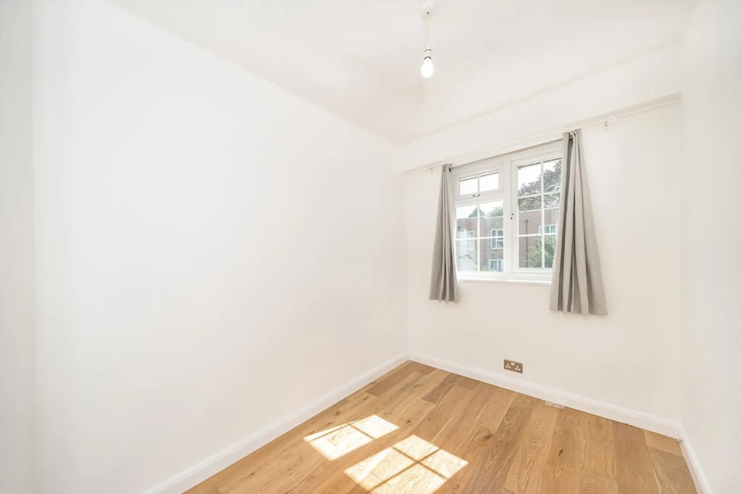 Broom Lock, Teddington, TW11 photo 9