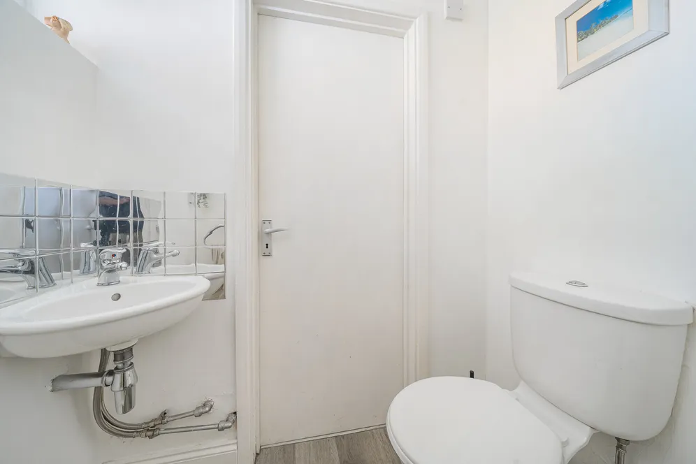 Ward Close, Ware, SG12 photo 8