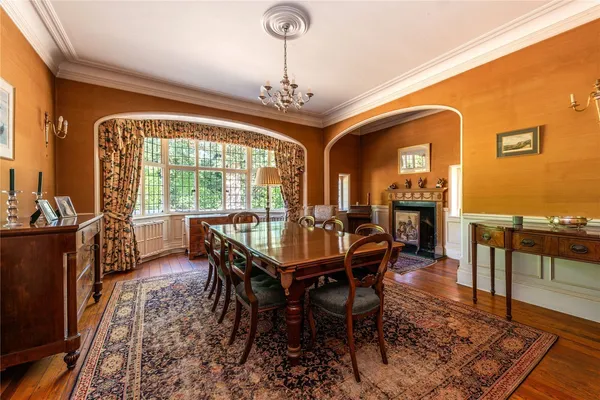 Woodlands Road, Leatherhead, KT22 photo 2