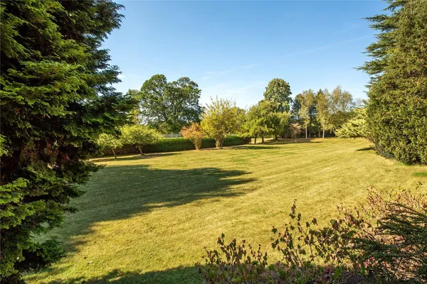 Woodlands Road, Leatherhead, KT22 photo 15