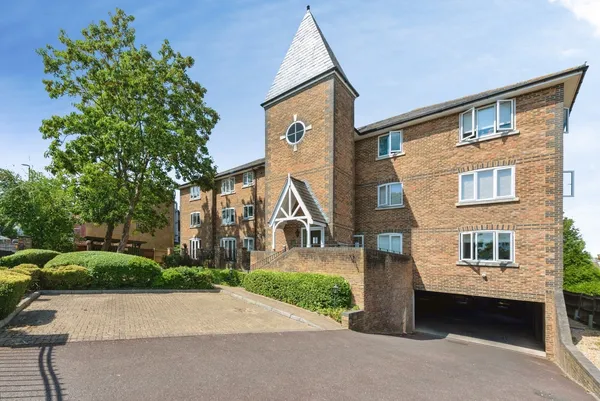 Cheam Common Road, WORCESTER PARK, Su...