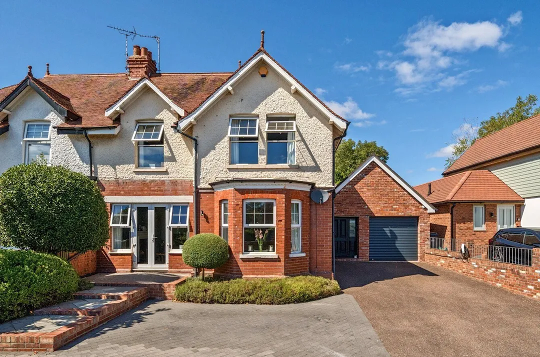 https://mr0.homeflow-assets.co.uk/files/photo/image/48169/2033/_x_/TOP260215_45.jpg