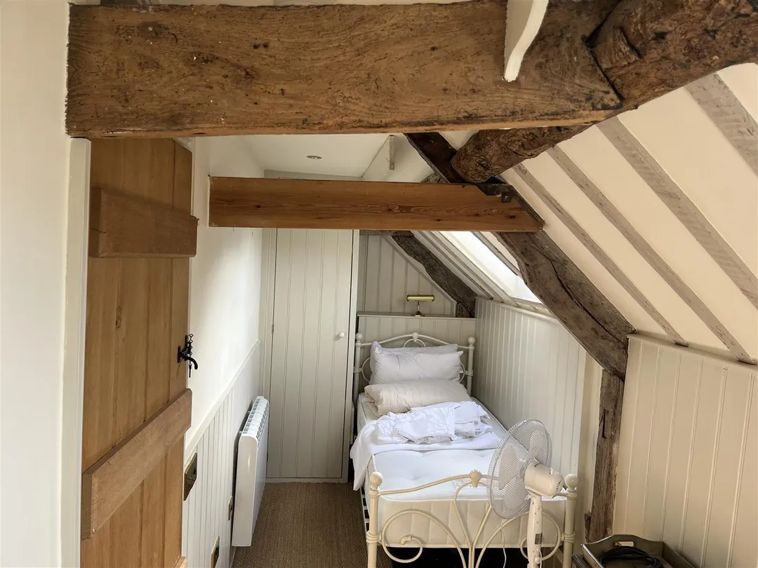 https://mr0.homeflow-assets.co.uk/files/photo/image/48169/2450/_x_/ZjQYBuXkR0mtZGy2gy5fVA.jpg