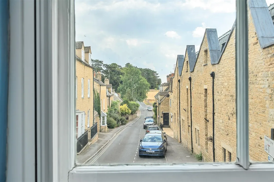 https://mr0.homeflow-assets.co.uk/files/photo/image/48169/9921/_x_/9noRmLF2qU2ih3H2ZNI49A.jpg