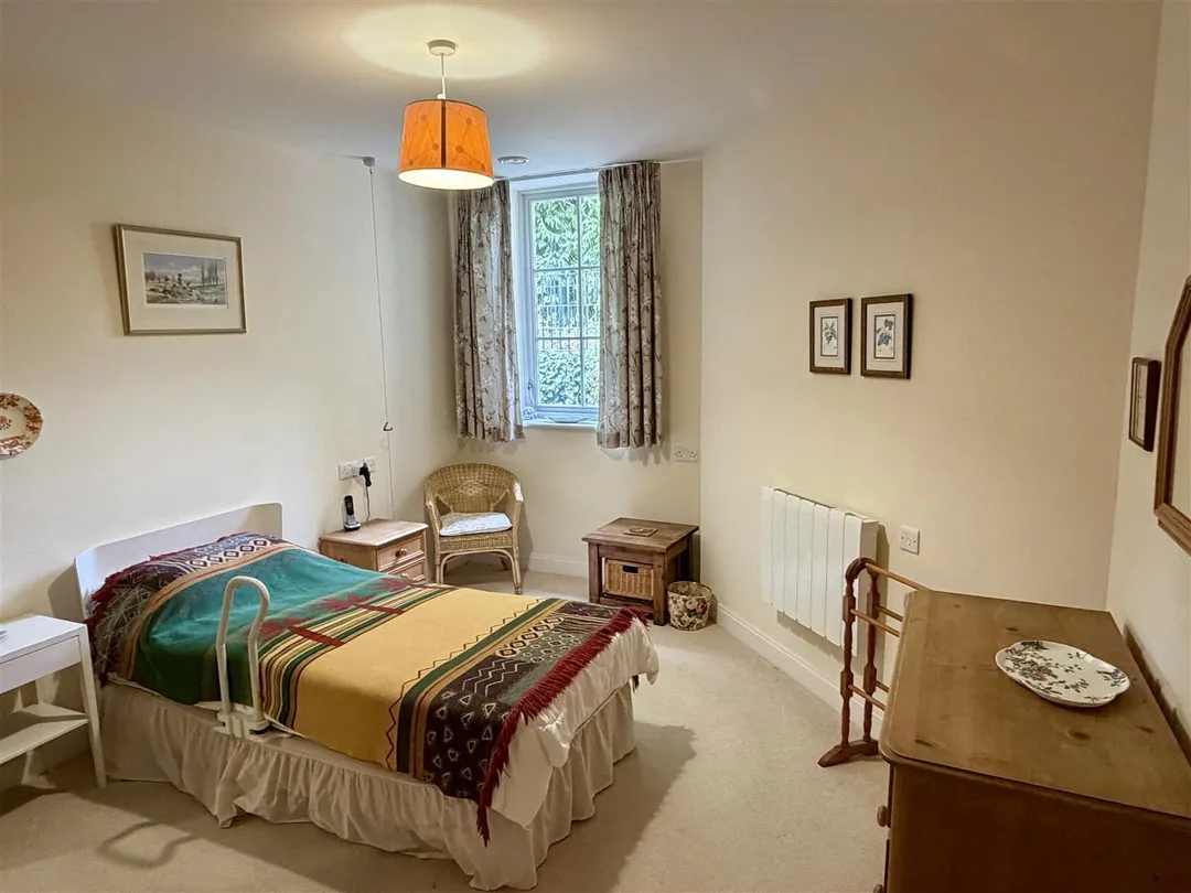https://mr0.homeflow-assets.co.uk/files/photo/image/48170/8772/_x_/2W1F4vQcFEu9yywrraypFQ.jpg