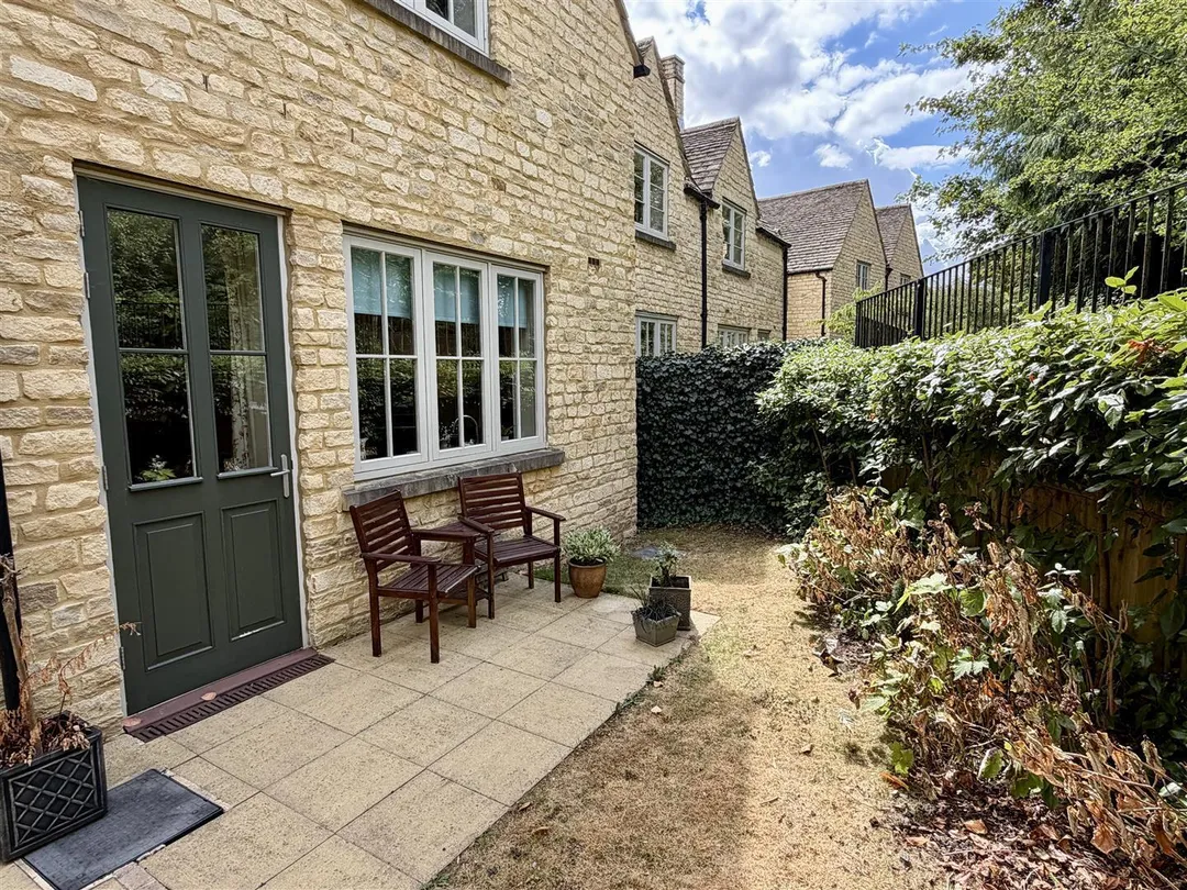 https://mr0.homeflow-assets.co.uk/files/photo/image/48170/8774/_x_/Oqn4sSugsEytx7ZS7oRclQ.jpg