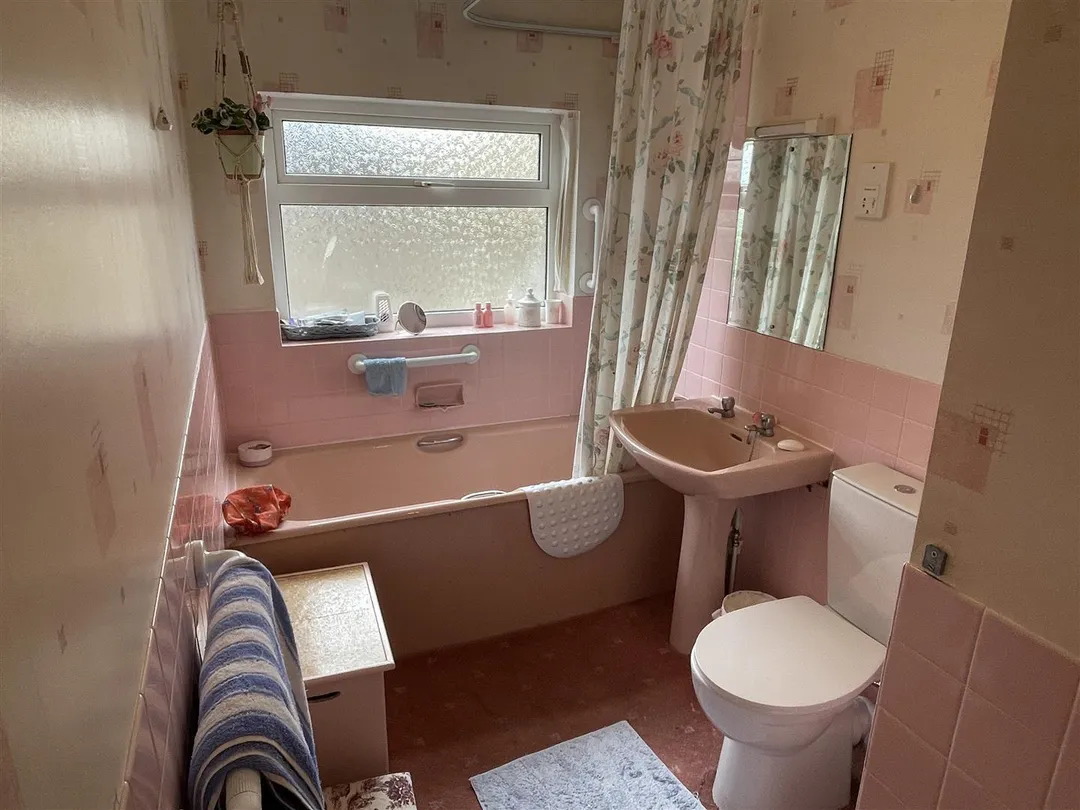 https://mr0.homeflow-assets.co.uk/files/photo/image/48171/1452/_x_/VRiHEqEJhEKCmE04oknBuA.jpg